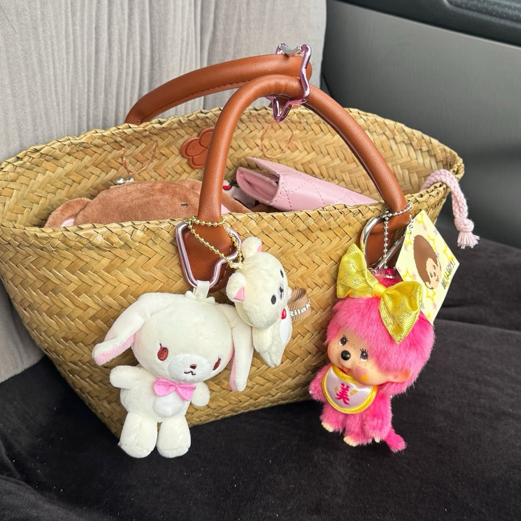 New in- 🌼 DaiSY bag💛 กระเป๋าสานจาก ‘กระจูด’ สีธรรมชาติ ดีไซน์เรียบเก๋ มาพร้อมหูจับสายหนังนิ่มพิเศษใช้งานสะดวก