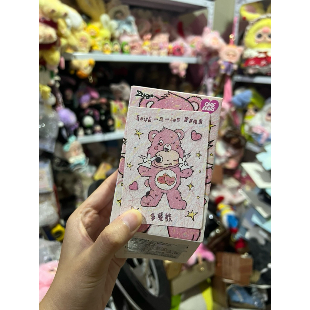 พร้อมส่ง Zsiga x CareBears Love Bear แบบเช็คการ์ด งานแท้ 100%