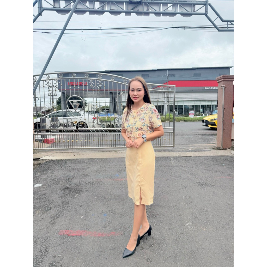 ชุดเดรสPawiสีเหลืองแต่งกั๊กลายดอกไม้มีกระดุมแต่งหน้า กระโปรงทรงเอแหวกหน้า ไซส์Lอก38เอว30