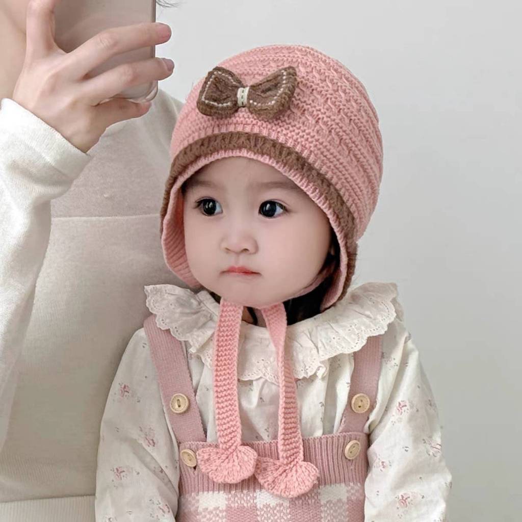 [พร้อมส่ง] หมวกไหมพรมเด็กเล็ก 3-18 เดือน หมวกกันหนาวทรงคลุมหูเด็กผู้หญิง ติดโบว์น่ารัก พร้อมสายคล้องคาง ผ้านิ่มใส่สบาย