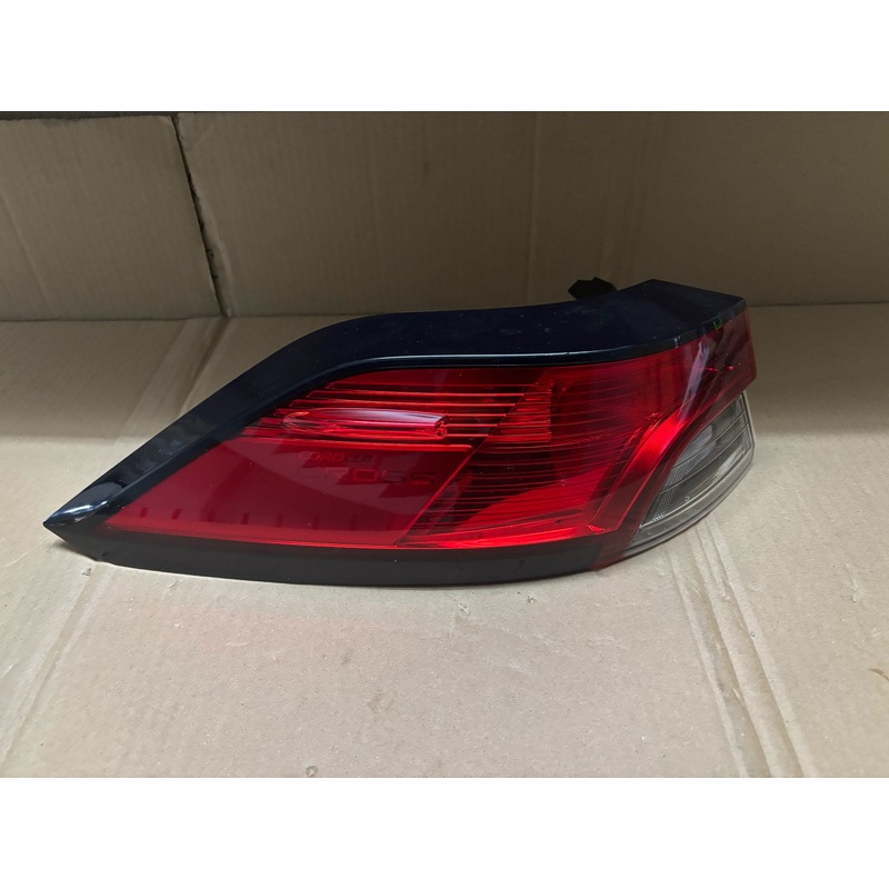 U เสื้อไฟท้าย TOYOTA COROLLA CROSS ZVG10 L (ซ้าย) รหัสแท้ 81561-0A070