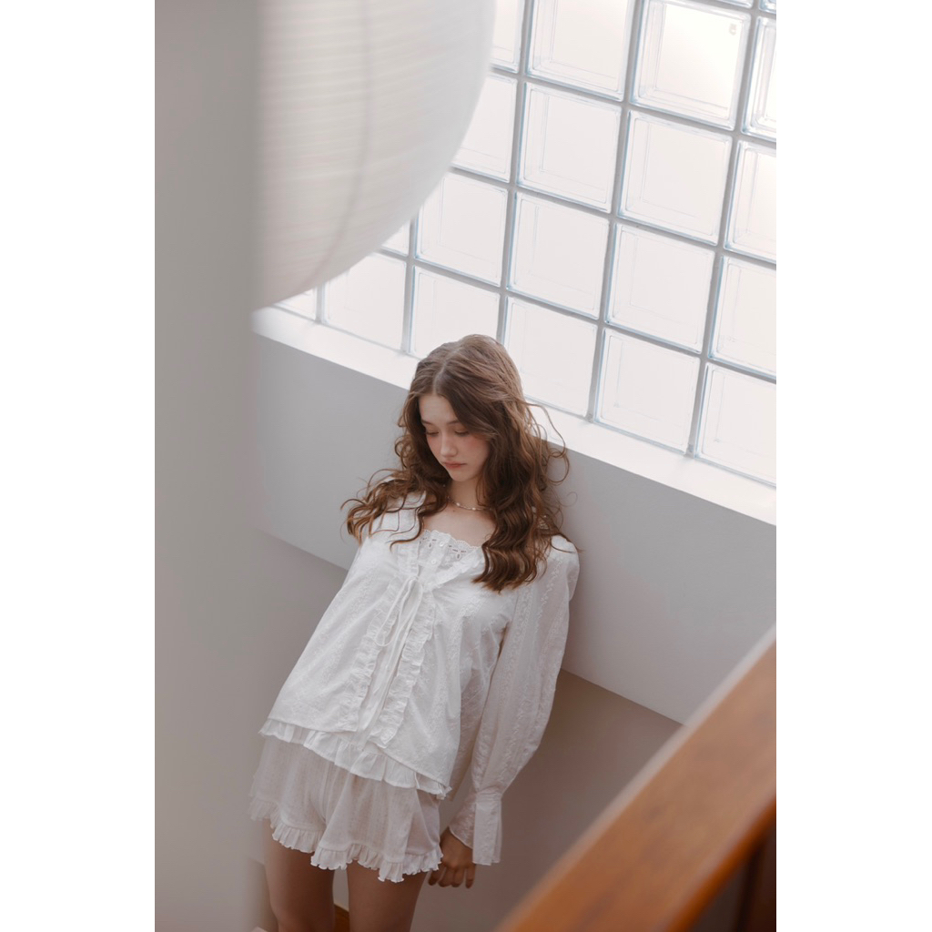 MAGARINES พร้อมส่ง - Cosmos Lace Blouse เสื้อเบลาส์ลูกไม้ เสื้อในและนอกเย็บติดกัน