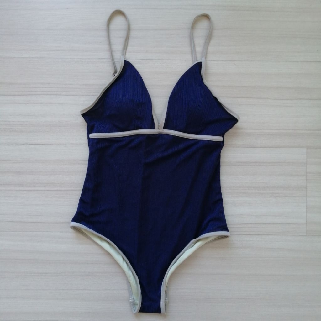 ชุดว่ายน้ำ​วันพีซ​ one piece Size​ L​ คอลึก​ 155-162cm., 46-54 kgs.