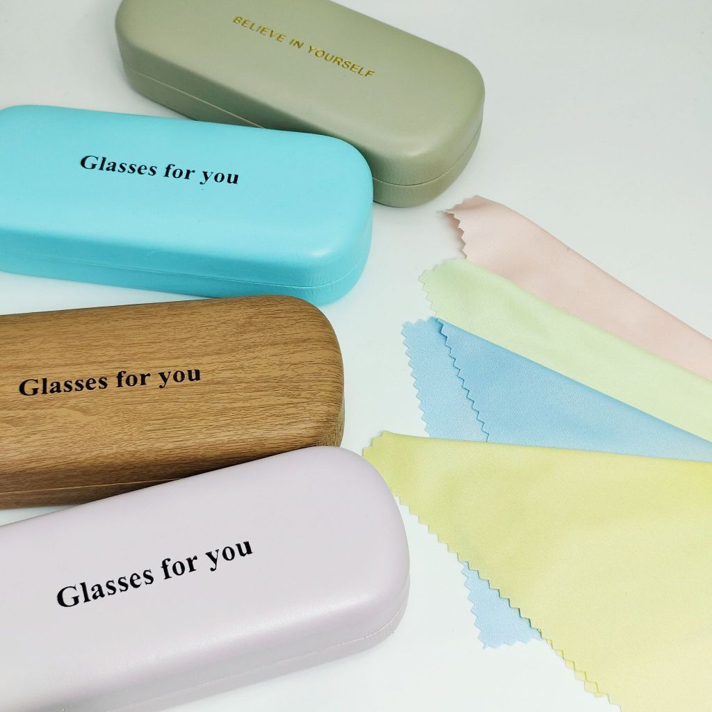 กล่องแว่นพร้อมผ้าเช็ดเลนส์ อย่างละ 1 ชิ้น