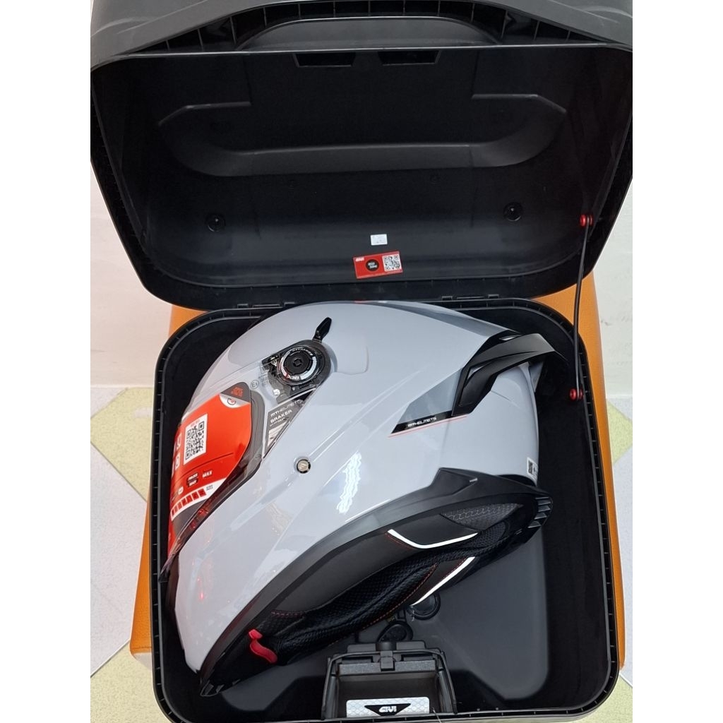Givi กล่องท้าย Top box รุ่น B33NM ความจุ 33 ลิตร ใส่หมวกกันน็อคได้ 1 ใบ