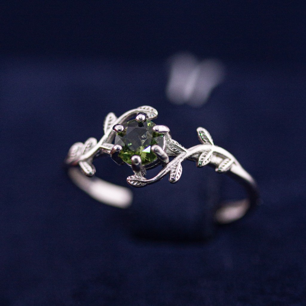 แหวนโมดาไวท์ (Moldavite) ดีไซน์เถาวัลย์อ่อนช้อย