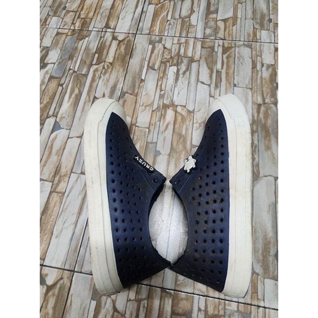 รองเท้าหุ้มส้น ยี่ห้อ CRUZY