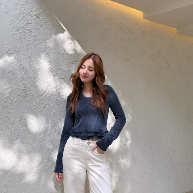 urban apparels | blair knitted long sleeves เสื้อนิตคอยูแขนยาวทรงครอป ดีเทลผ้าทอแต่งปลาย ruffle