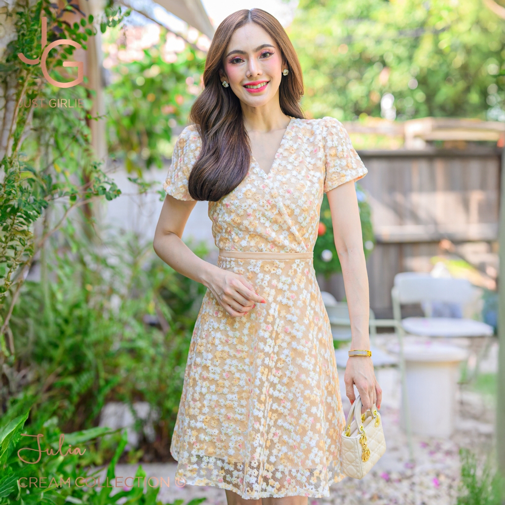 🩷Dress Julia🩷เดรสสั้น ผลิตจากผ้าลายปักฉลุ ดีไซน์อกไขว้หน้า แขนสั้น ใส่เที่ยวไปคาเฟ่ ใส่ออกงาน เดรสผู้หญิง ราคาถูก S M L