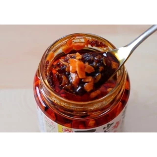 พร้อมส่งในไทย Momoya Mildly Spicy Chili Oil น้ำมันพริกเผาใส่กระเทียมจากญี่ปุ่น
