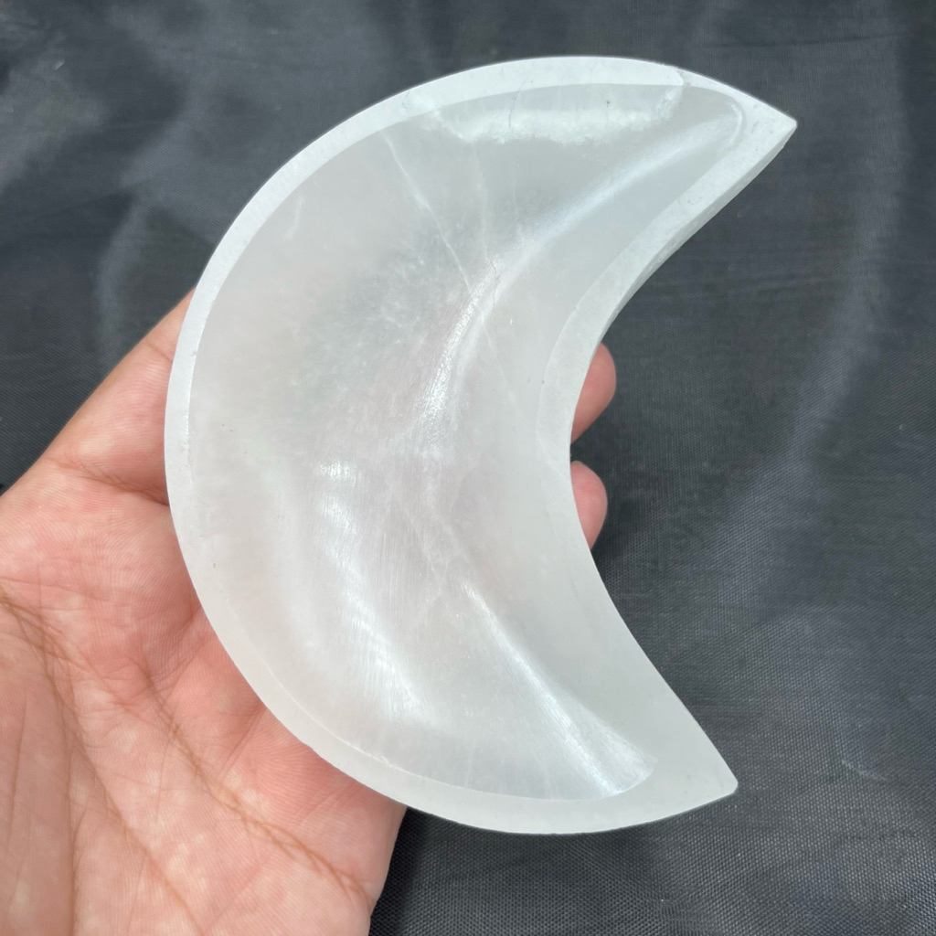 Selenite Crescent Moon Bowl 10–11 cm | ถ้วยหินเซเลไนต์รูปพระจันทร์เสี้ยว ชำระพลังหิน