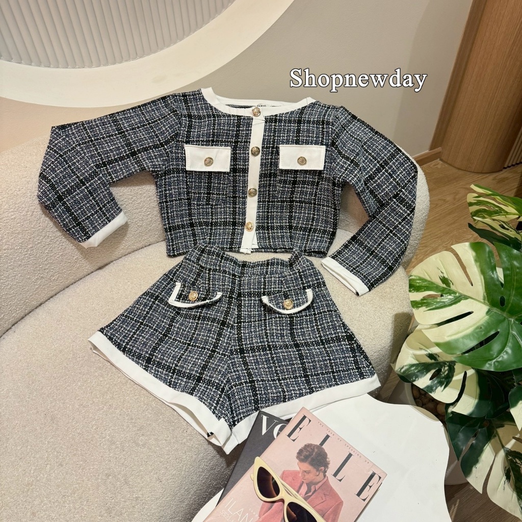 ชุดเซตสั้น ผ้าทวิต เสื้อแขนยาว แต่งกระเป๋าหน้า กระดุมหน้า+กางเกงเอวเรียบสม็อคหลังแต่งกระเป๋าหน้า A7119