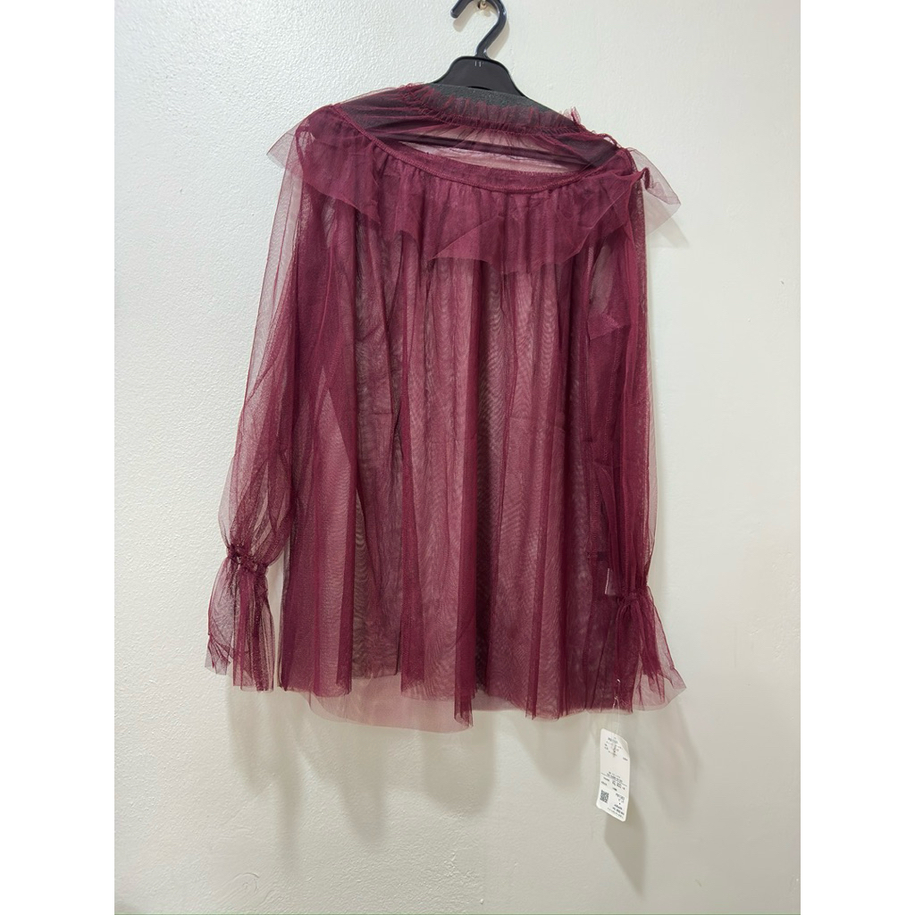 เสื้อแฟชั่น เสื้อซีทรูสีแดงเข้ม แต่งระบายคอ/แขน แขนยาว แบรนด์ AS KNOW AS PINKY อก48“ ยาว27”