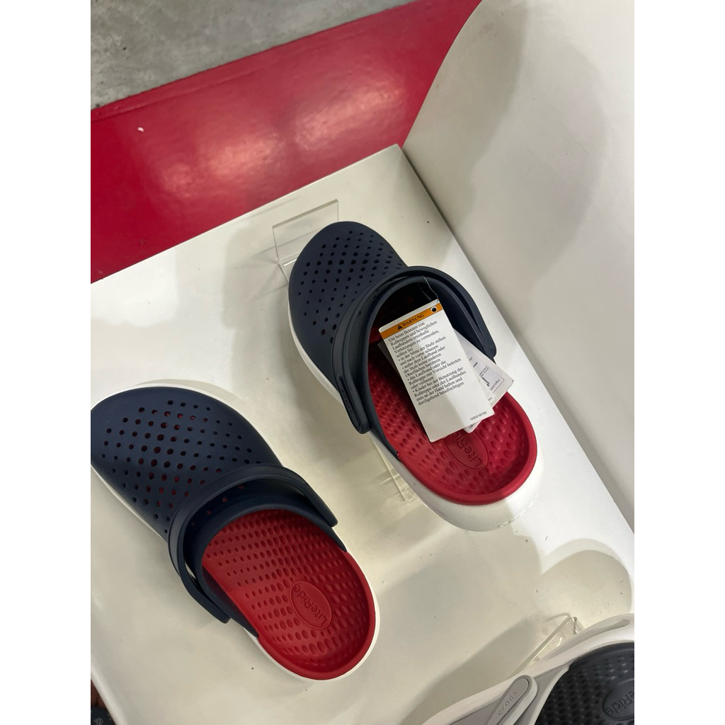 รองเท้า crocs ของแท้จากช๊อป