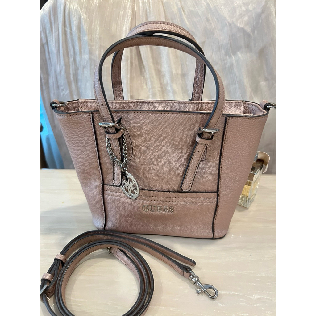 กระเป๋า Guess ของแท้ สี pinkgold มือสอง