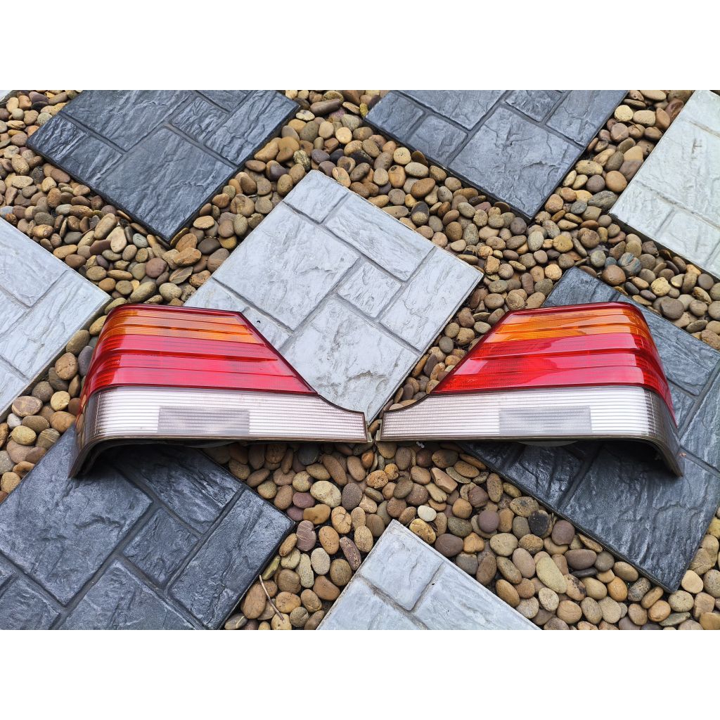 ขายไฟท้าย S-Class W140 ของแท้ สภาพสวย ไม่ร้าว ไม่แตก จำนวน 1คู่ รับได้ที่บ้าน ย่าน สุขาภิบาล5