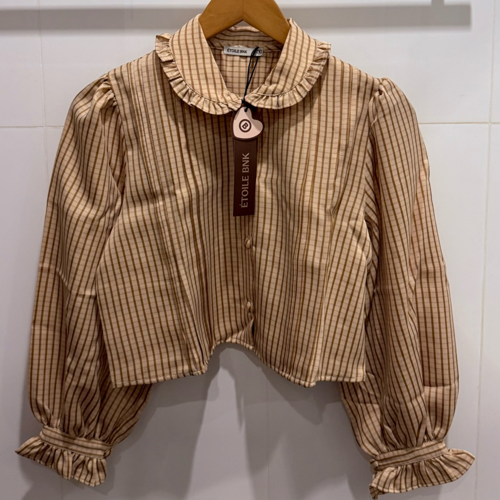 ส่งต่อ เสื้อแขนยาว คอบัว มีระบาย ลายทาง bnk brand (Live) ใหม่