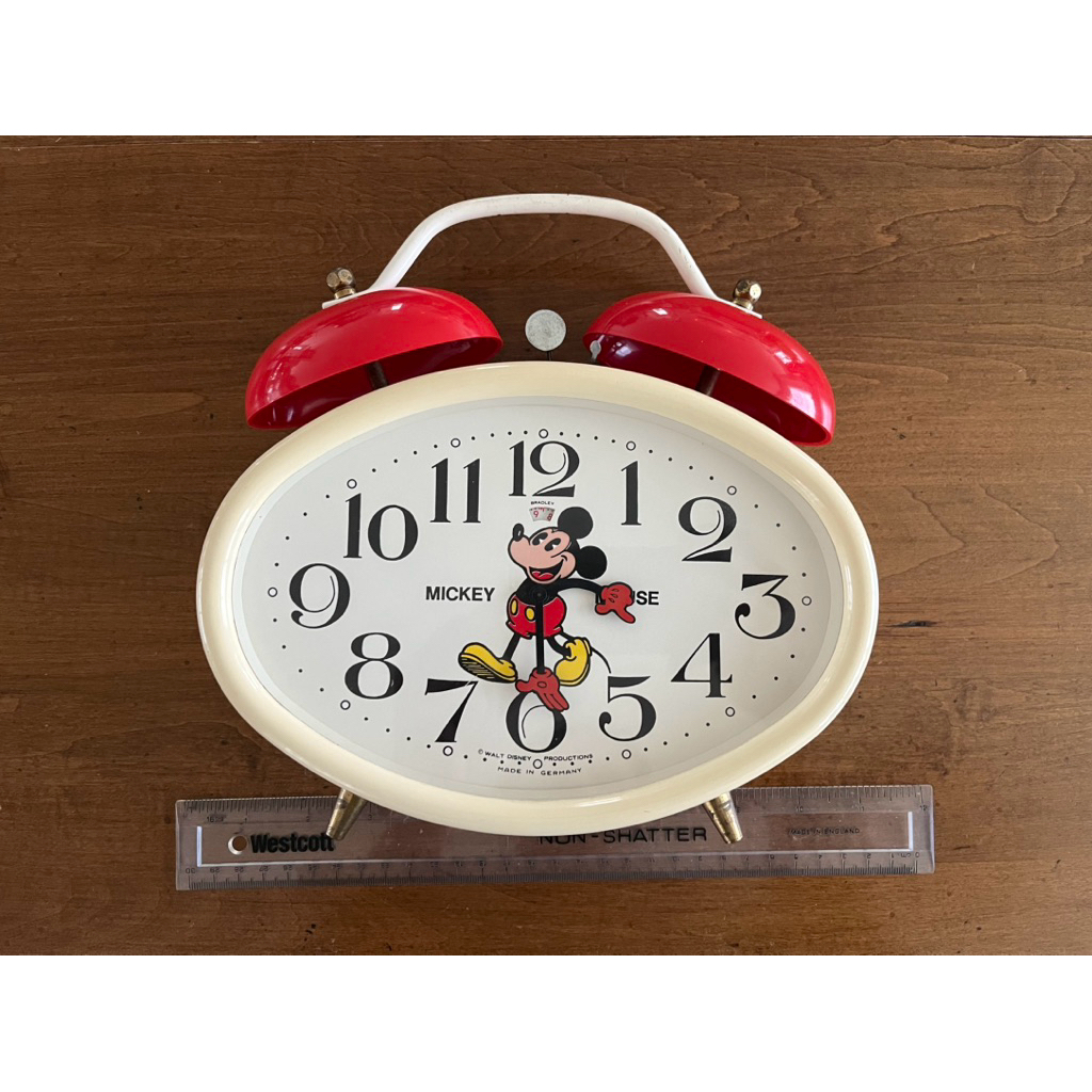 นาฬิกาปลุก Bradley Disney Mickey Mouse สีแดงและสีขาววินเทจ ขนาด 9 x 10 นิ้ว แบบไขลาน