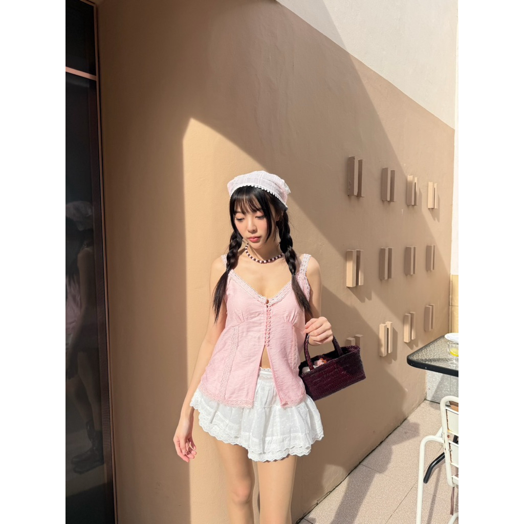 BY IRA Fayla Top เสื้อสายเดี่ยวผ้าลูกไม้ฉลุ ดีเทลแต่งลูกไม้  สีละมุนน่ารักแอบเซ็กซี่ ใส่แมทช์กับกางเกงขาสั้น ก็คือสวยมาก รูปที่ 4