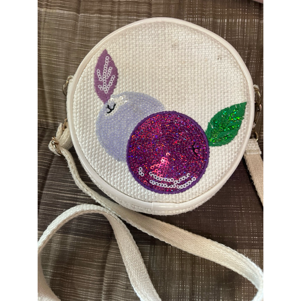 กระเป๋าสะพายสีขาวลายองุ่น มีTax ขนาด6x6”