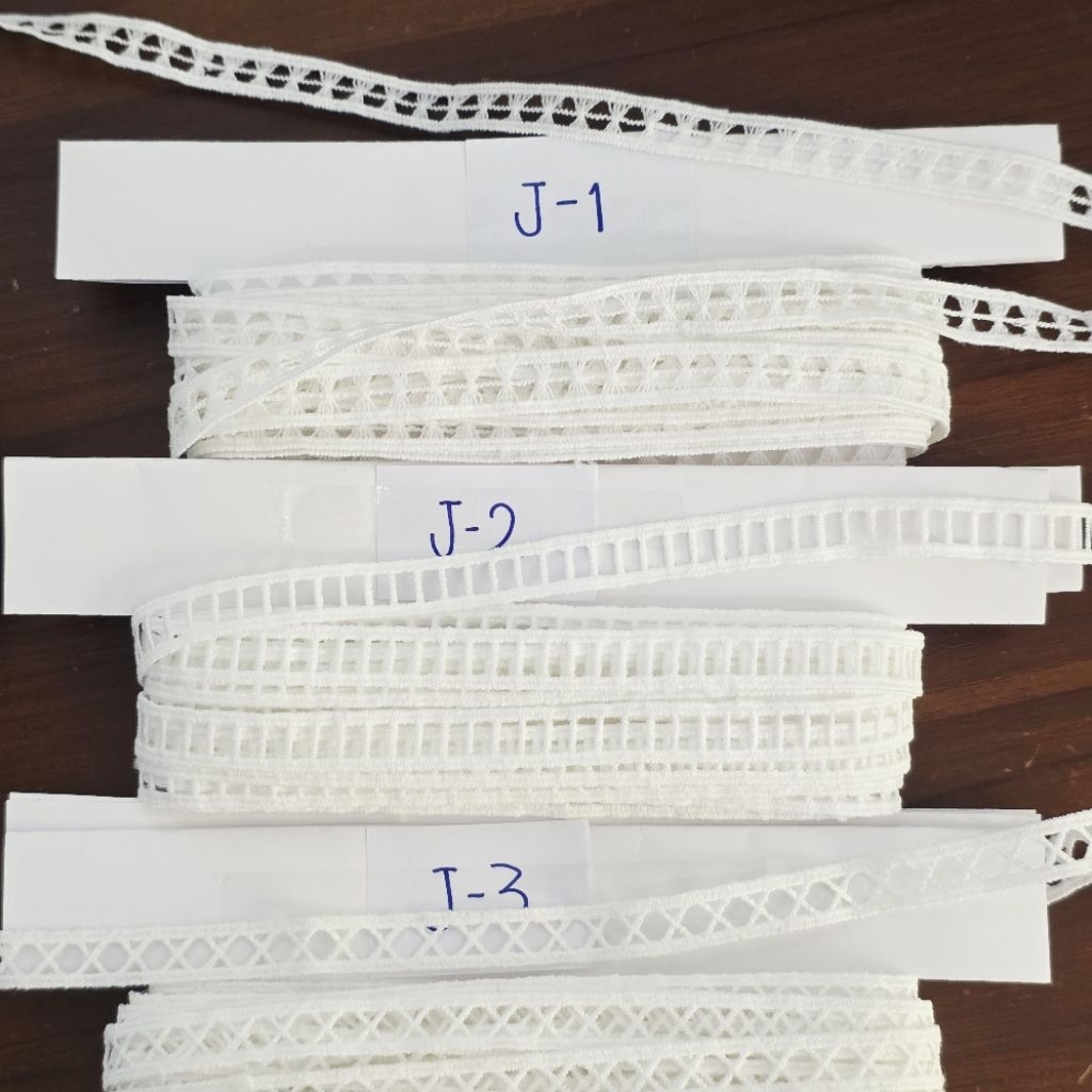 รหัส J1-J3  แถบลูกไม้ สีขาว ตกแต่งขอบเสื้อผ้า ขอบลูกไม้ ลูกไม้คอตต้อน