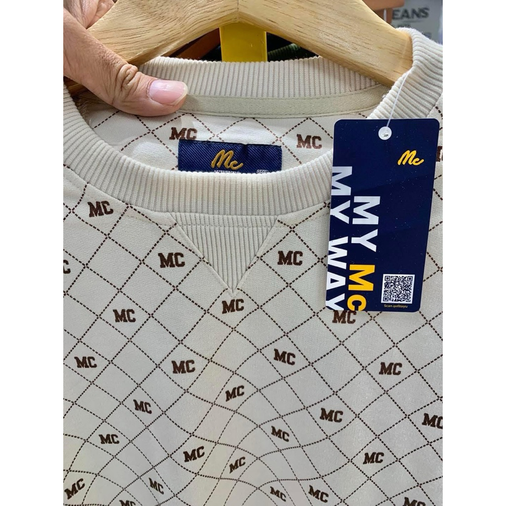 เสื้อสเวตเตอร์ Unisex ทรงเรกูลาร์ (Regular)สีครีมสีกรม - รูปที่ 2