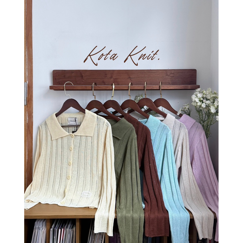 THESUNCO-KOTA KNITS *โค-ตะ* เสื้อไหมพรม ถักแขนยาวคอปกกระดุมหน้า แต่งอะไหล่ปักthesunco