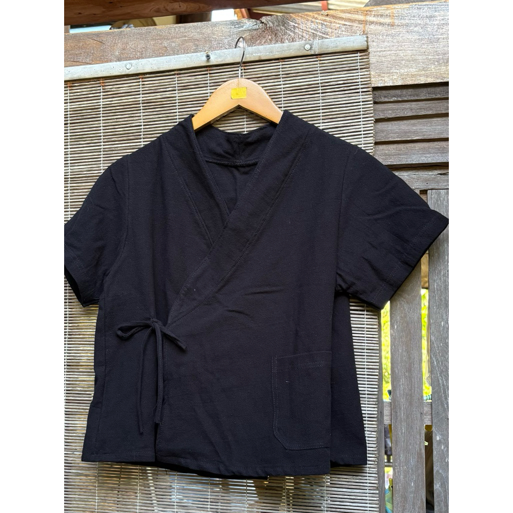 เสื้อแขนกุดผ้าฝ้ายซักนิ่ม ผูกหน้า กระเป๋า 1 ข้าง