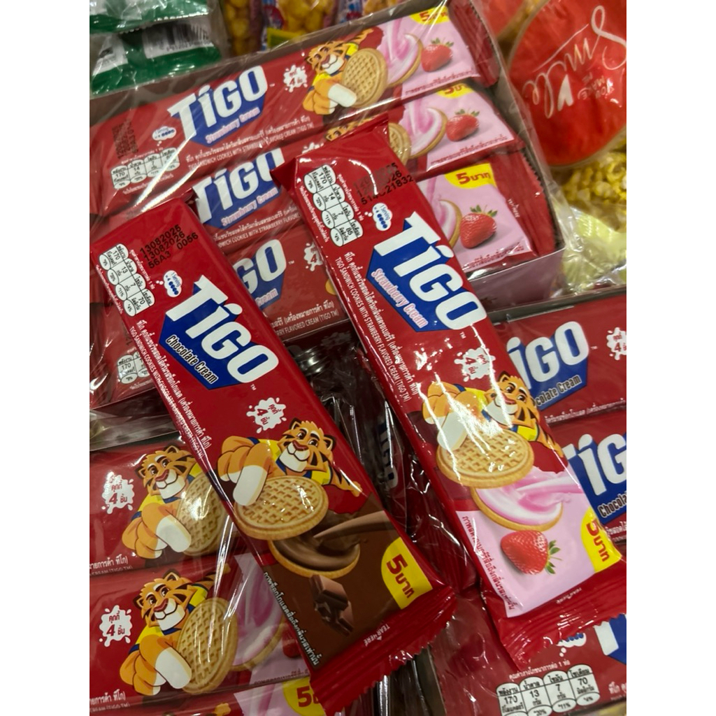 Tigo ทีโกคุกกี้แซนวิชสอดไส้ ครีมสตอเบอร์รี่ กับ ครีมช็อคโกแลต แพ็ค 35กรัมx12 ซอง
