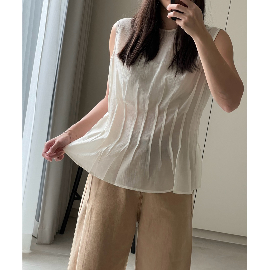 เสื้อแขนกุดจับจีบที่เอว ผ่าหลังกระดุมหลัง still.studio SHSLP1025