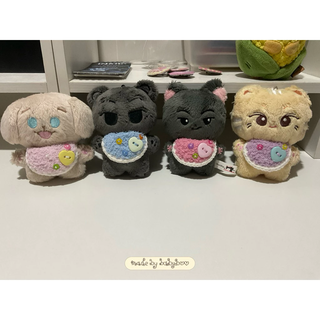 ( พร้อมส่ง ) ผ้ากันเปื้อนไหมพรม | ชุดตุ๊กตา 10 cm