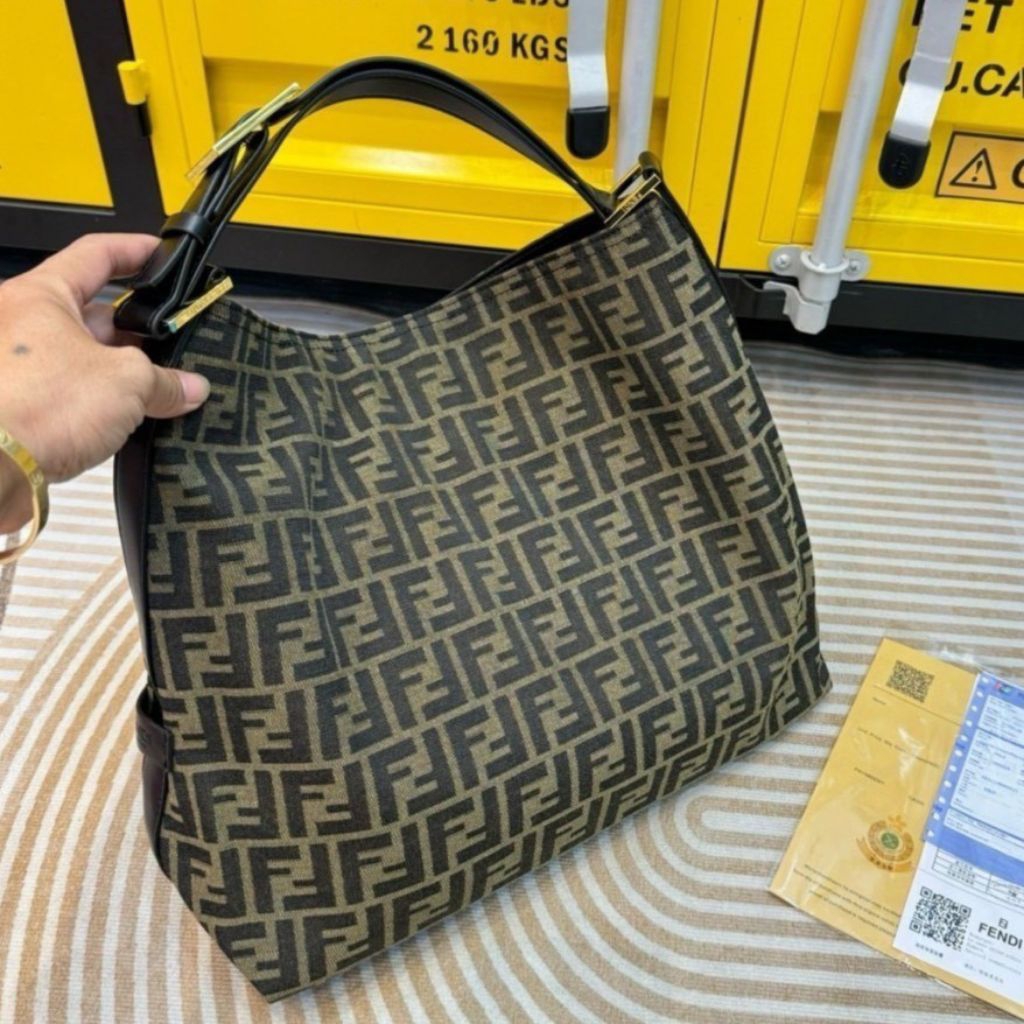 FEN .DI zucca hobo shoulder bag
กระเป๋าสะพายทรงโท้ทใบใหญ่ เป็นรุ่นที่ทุกคนถามหา

