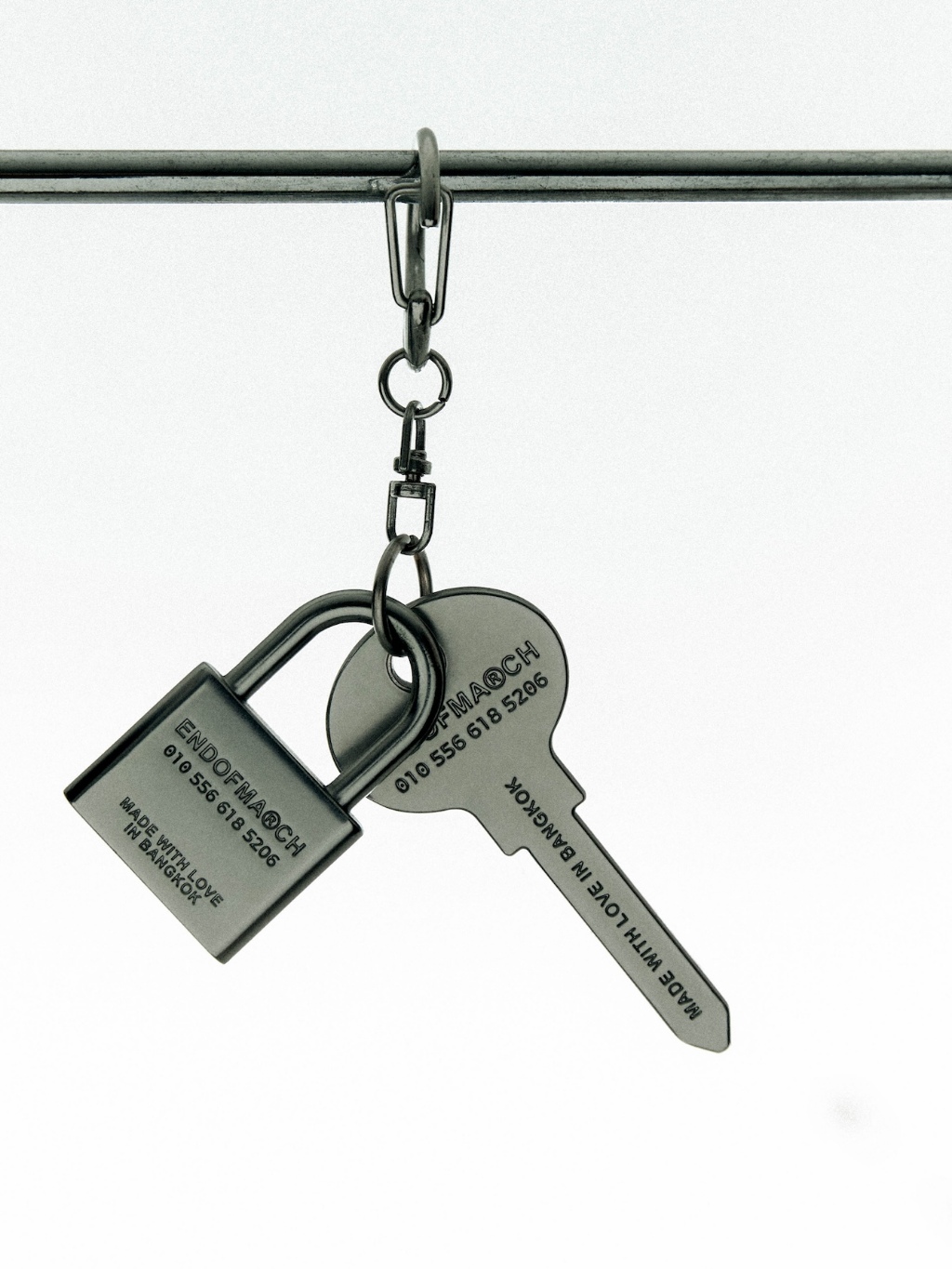 ENDOFMARCH | EM KEYCHAIN พวงกุญแจทรงแม่กุญแจ  ห้อยกระเป๋า, กางเกง