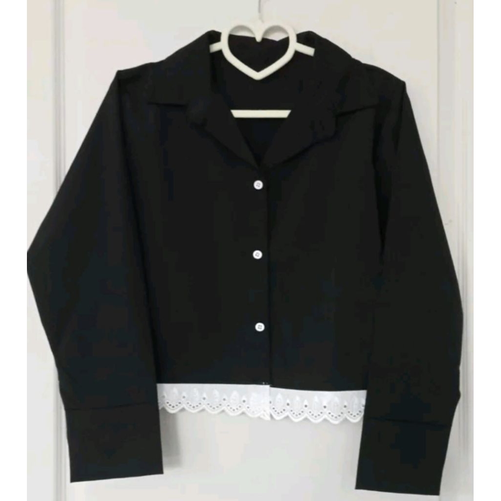 เสื้อเชิตแขนยาว แต่งซายเสื้อลูกไม้สีขาว