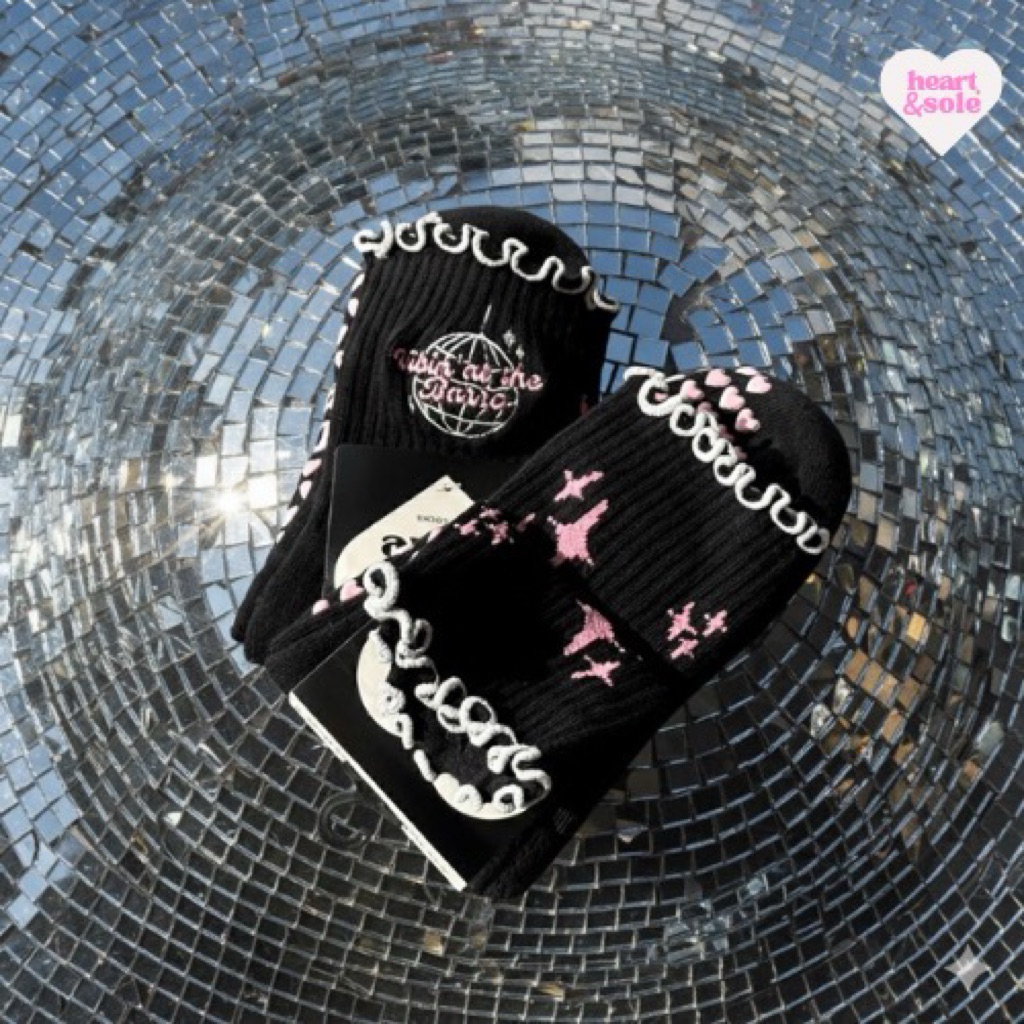 heart&sole ถุงเท้ากันลื่น พิลาทิส โยคะ ออกกำลังกาย | Grip Socks ผู้หญิง สีดำขอบเงิน ลาย “Vibin’ at the Barre”