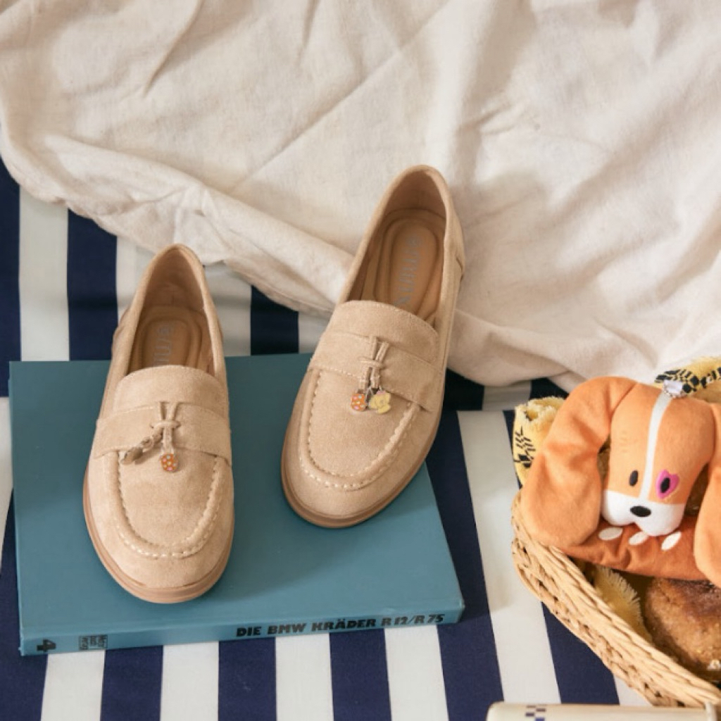 ส่งต่อ) Minx รุ่น Toby รองเท้าโลฟเฟอร์หนังกลับ พื้นนุ่ม ประดับชาร์ม สี Earlgray เบอร์ 40