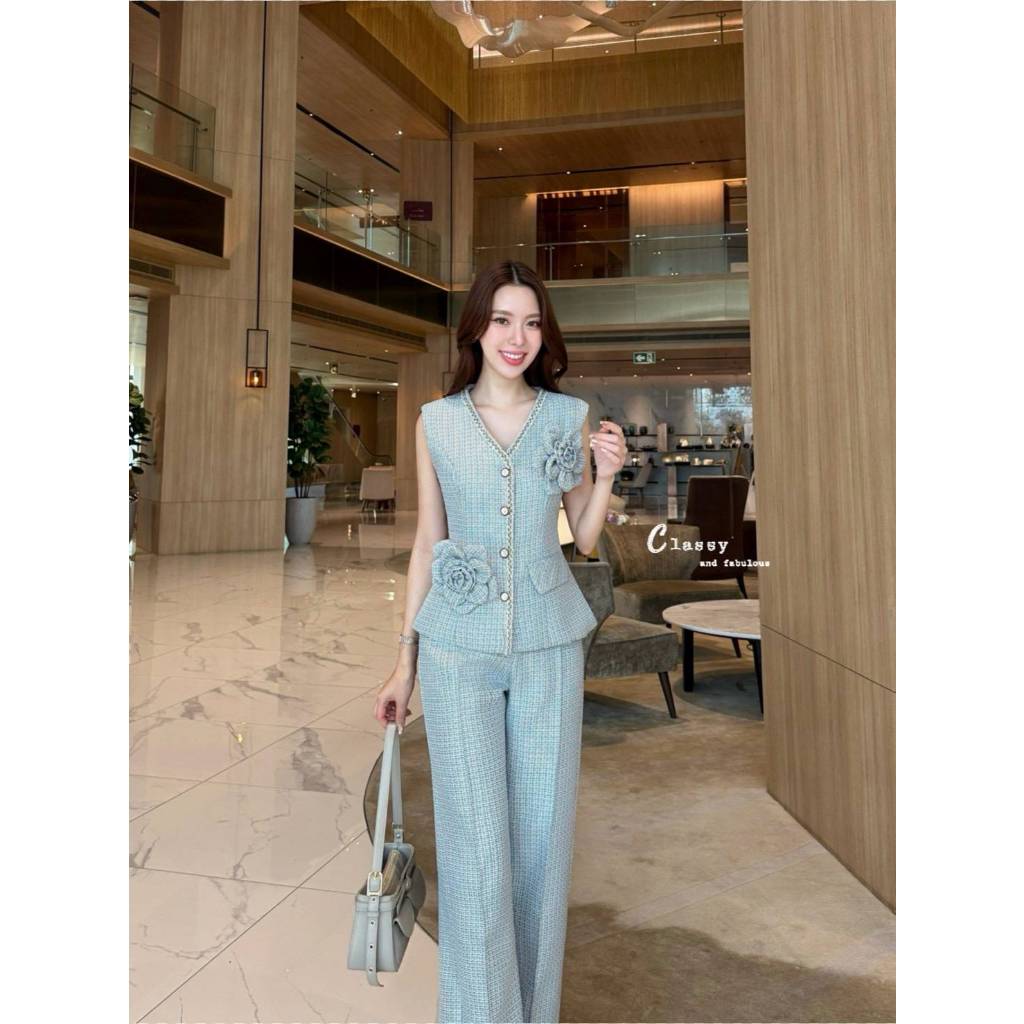 รบกวนเช็คสินค้าก่อนสั่งซื้อคะ** Classy and Fabulous set เสื้อคอวีแขนกุดผ้าทวิตทั้งชุด
