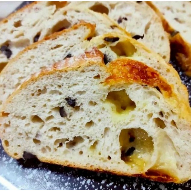 Black Olive Jalapeno Cheese Sourdough ขนมปังซาวโดว์มะกอก พริกดองและชีส