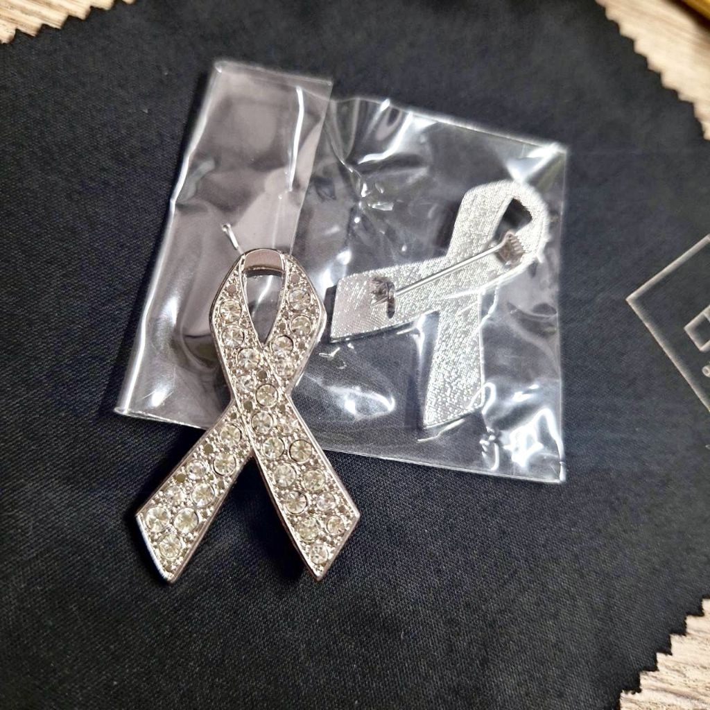 เข็มกลัดไว้อาลัย ฟังเพชร 💎 แบบเข็ม ขอบเงิน 🤍 ร่วมส่งเสด็จสู่สวรรคาลัย ส่งเสด็จพระพันปี เข็มกลัดคริสตัล ริปบิ้น ไว้ทุกข์