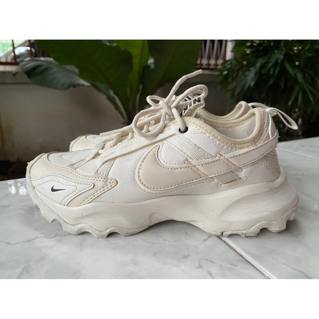Nike TC7900  Sail สีขาว
