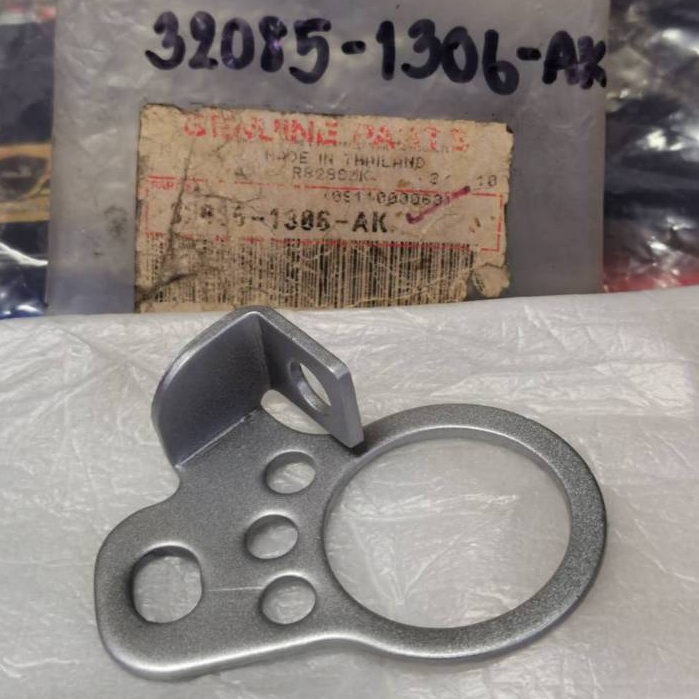แผ่นล็อคแฮนด์ ขวา KR150 แท้ศูนย์ KAWASAKI 32085-1306-AK เหล็กล็อคแฮนด์ KR 150 แท้ๆ ด้านขวา