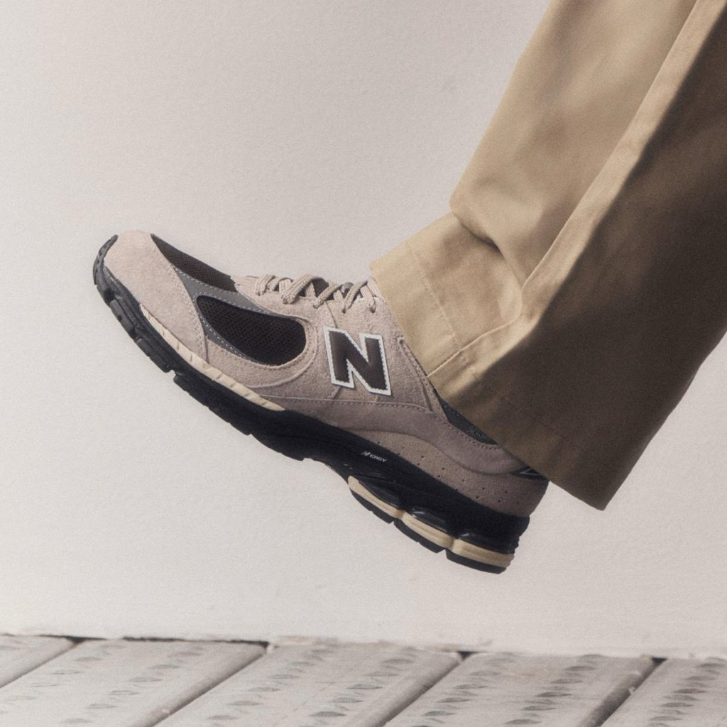 New Balance รองเท้า รุ่น 2002R