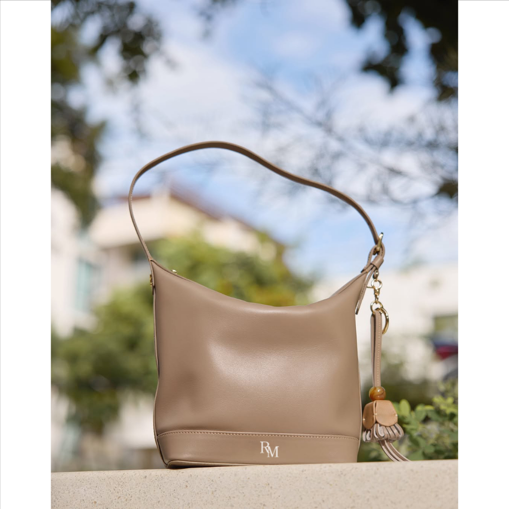 Rally Movement - Hannam the bag กระเป๋าสะพาย หนังวัวแท้ หนังนิ่มมากๆ oat milk Shoulder tote Bag