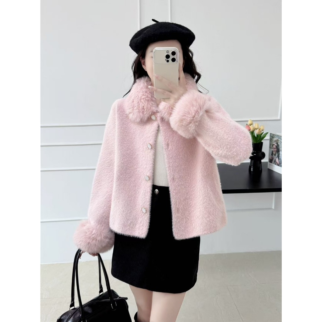 BEIIEW CARDIGAN เสื้อคลุมขนมิ้งสไตล์เกาหลี รุ่นใหม่ล่าสุด! ดีเทลน่ารักเกินไปมากก ตัวเสื้อเป็นผ้าขนมิ้งนุ่มๆ แต่งขนเฟอร