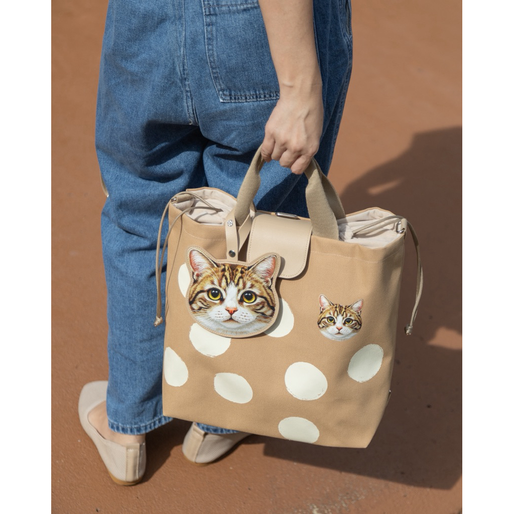 กระเป๋า Totepack ผ้าแคนวาสสีเบจ พิมพ์ลายจุดขาว พร้อมป้ายห้อยน้อง Brown tabby cat