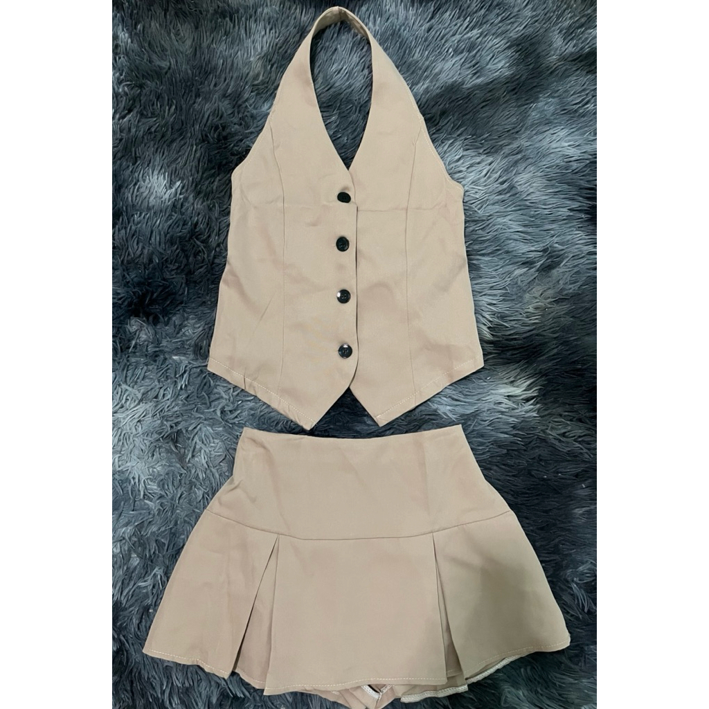 Tennis set :ชุดเซ็ท 2 ชิ้นกระโปรง เสื้อกั๊กคล้องคอแขนกุด กระโปรงเทนนิส Y2K ป้าย BETTY. (ARPA)