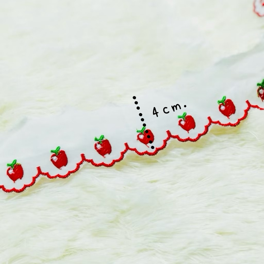 ลูกไม้ปัก กว้าง 4-5 cm. วัดครั้งละ 1 หลา (90 cm.) ตัดยาวต่อเนื่องได้ค่ะ