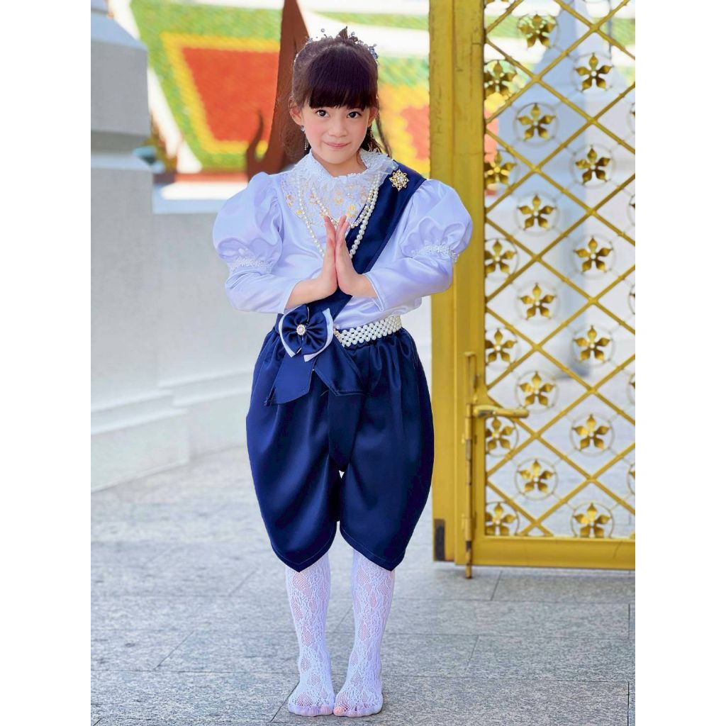 Kc // ชุดไทยเด็กโจงกระเบนแบบสมัยรัชกาลที่5 เสื้อคอแต่งลูกไม้ประดับมุก แขนเสื้อทรงหมูแฮม มีสายคาดและเข็มกลัดโบว์ - รูปที่ 3