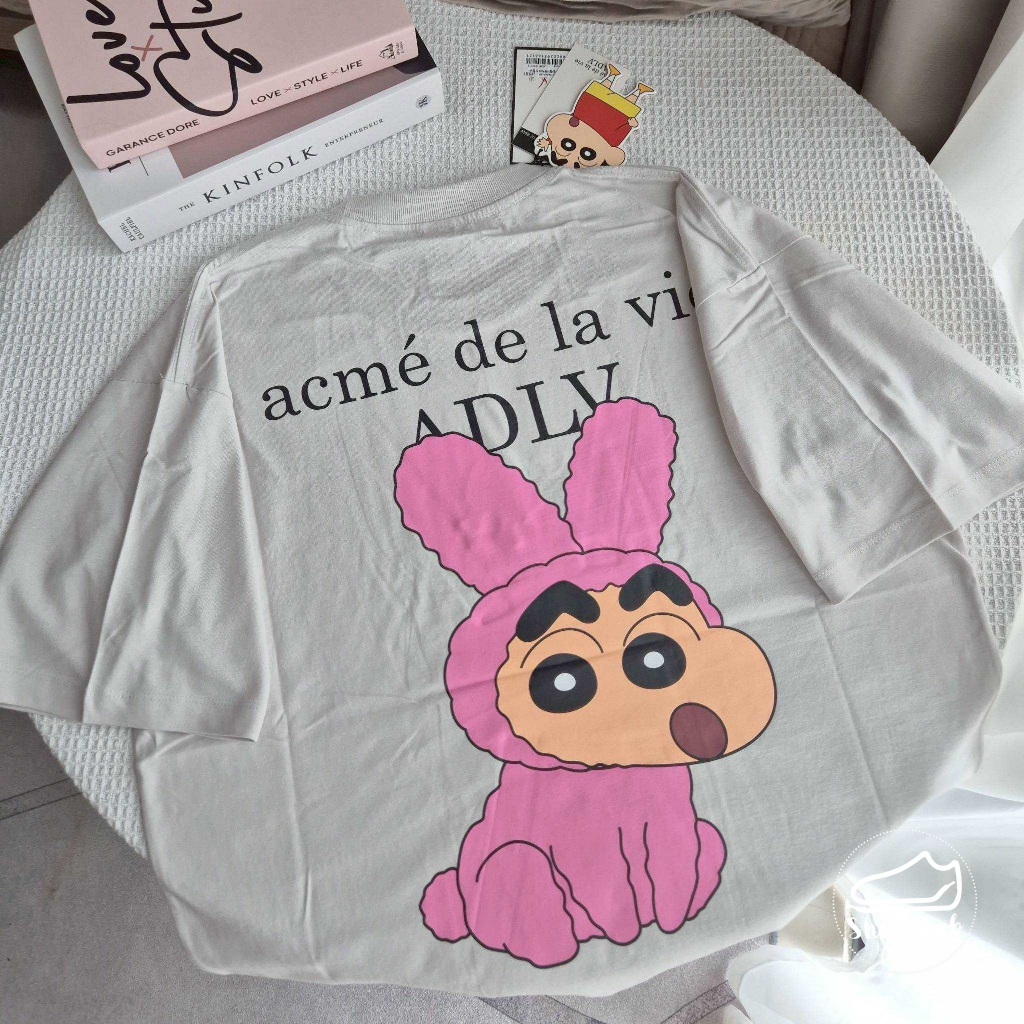ของแท้ 💯% ADLV x Fuzzy Rabbit Shinchan Short Sleeve T-Shirt เสื้อยืดแบรนด์ acmé de la vie ลายขินจัง