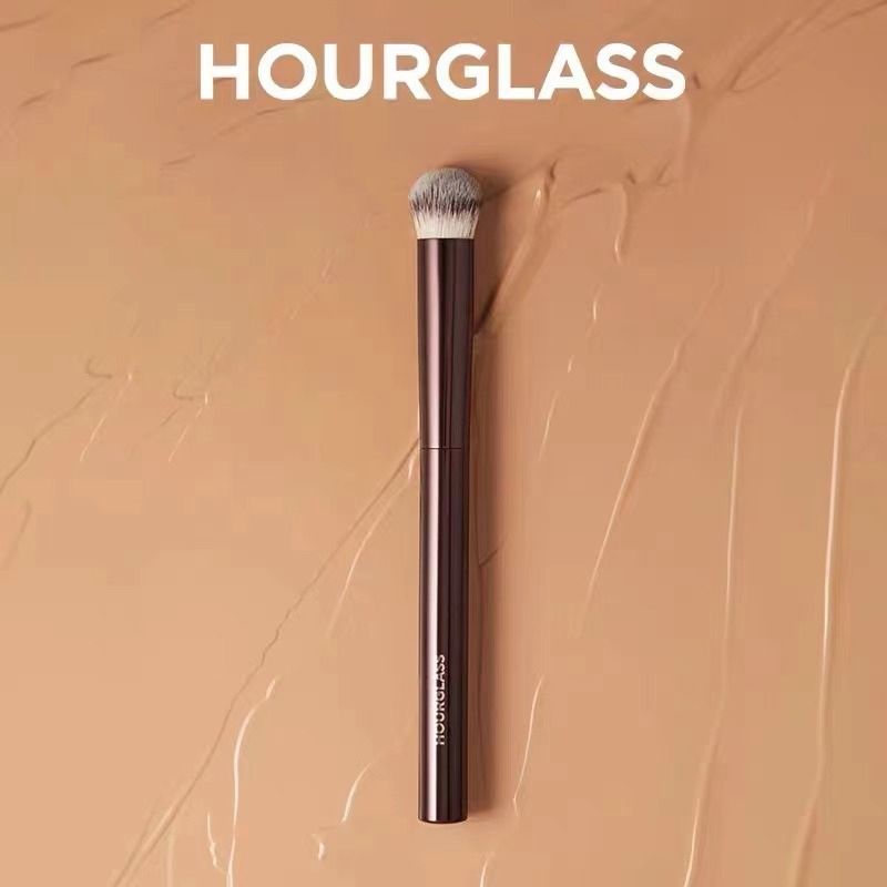 HOURGLASS Concealer Brush แปรงเฉพาะสำหรับลบรอยดำ จุดด่าง รอยสิว และวงคล้ำใต้ตา